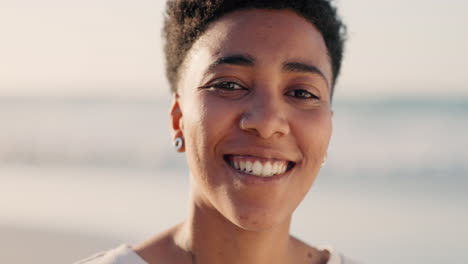 mujer negra feliz en la playa