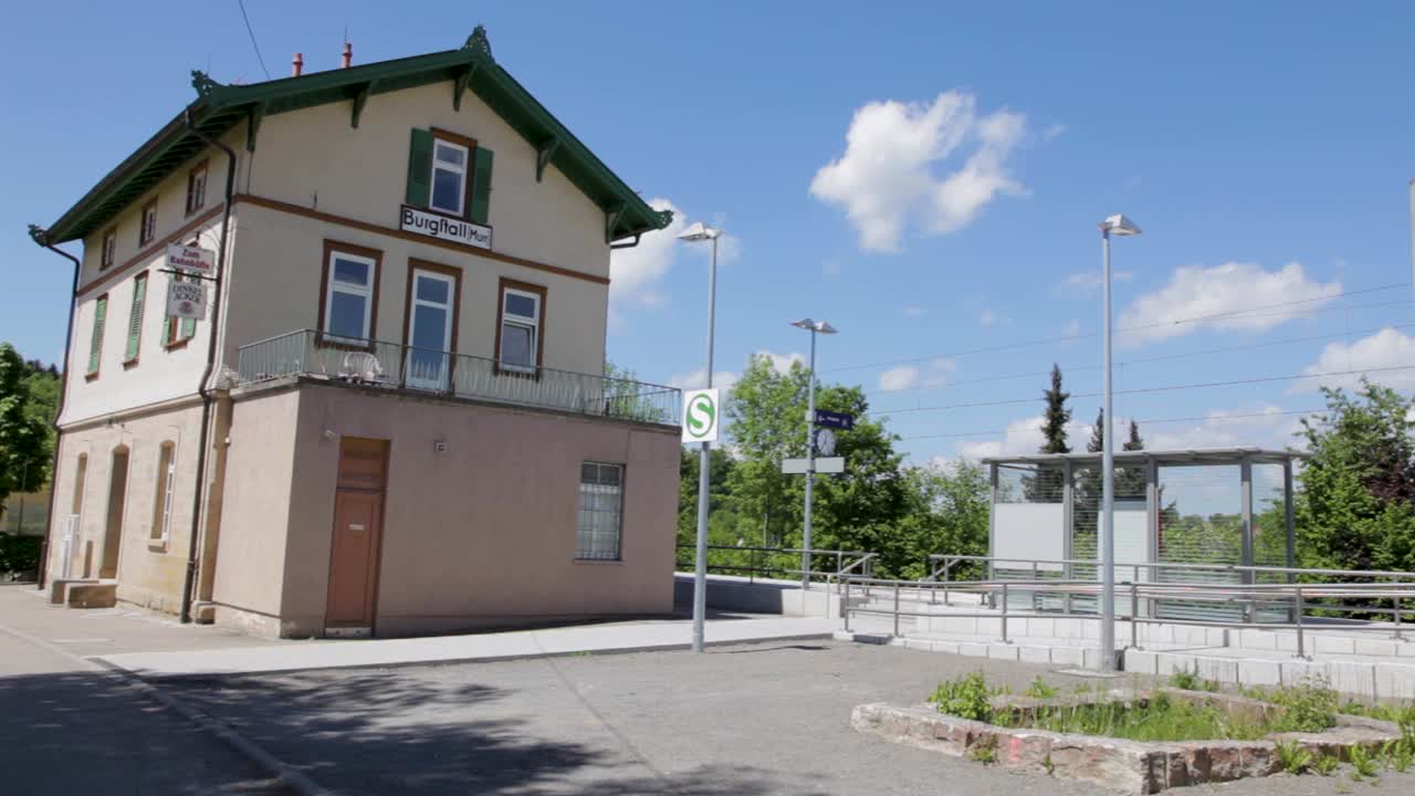 バーグファルト・ムール駅の晴れた日 伝統的な建物と近代的な要素,広角