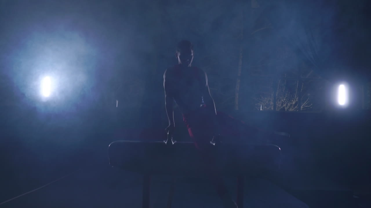 gimnasta masculino realiza ejercicios del programa olímpico en un caballo de pommel realizando giros y rodajes en cámara lenta
