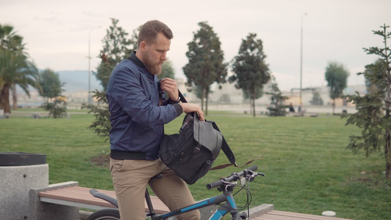 hombre con bicicleta en el parque