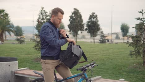 hombre con bicicleta en el parque