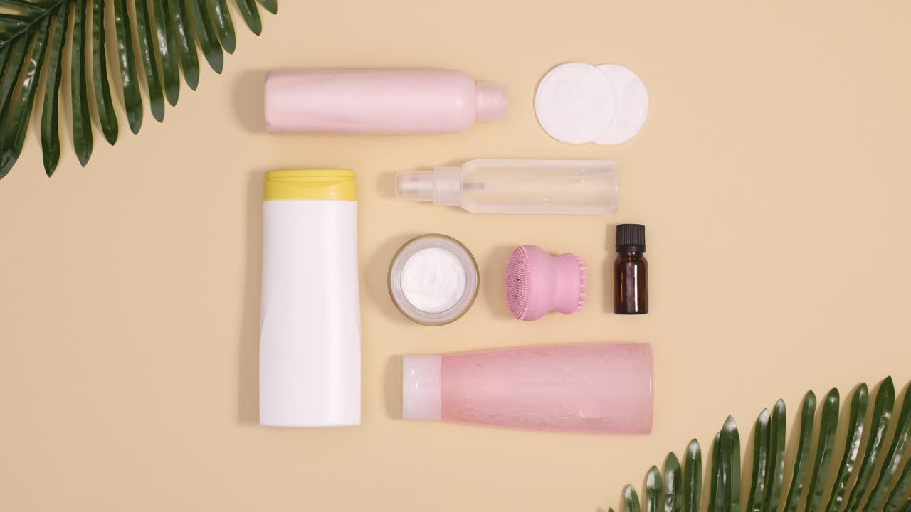 크리에이티브 스파 웰니스 피부 관리 제품 레이아웃: 베이지색 배경에 열대 나무 잎으로 스 모션 스플레이 레이