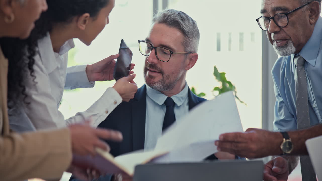 hombre ejecutivo senior, papeleo