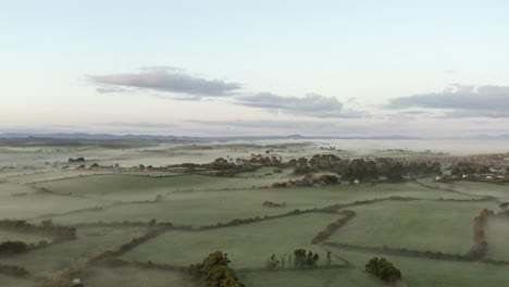 Campos-Agrícolas-Verdes-Neblinosos,-Antena-Matutina-En-El-Sur-De-Irlanda