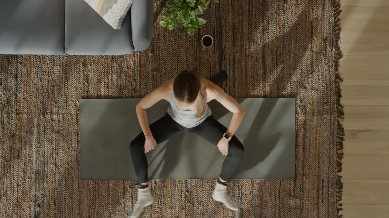 vista superior mujer de yoga practicando postura de loto ejercitando un estilo de vida saludable en casa sobre una colchoneta de ejercicios disfrutando de la meditación de atención plena