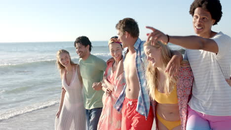 un grupo diverso de amigos disfruta de un día en la playa