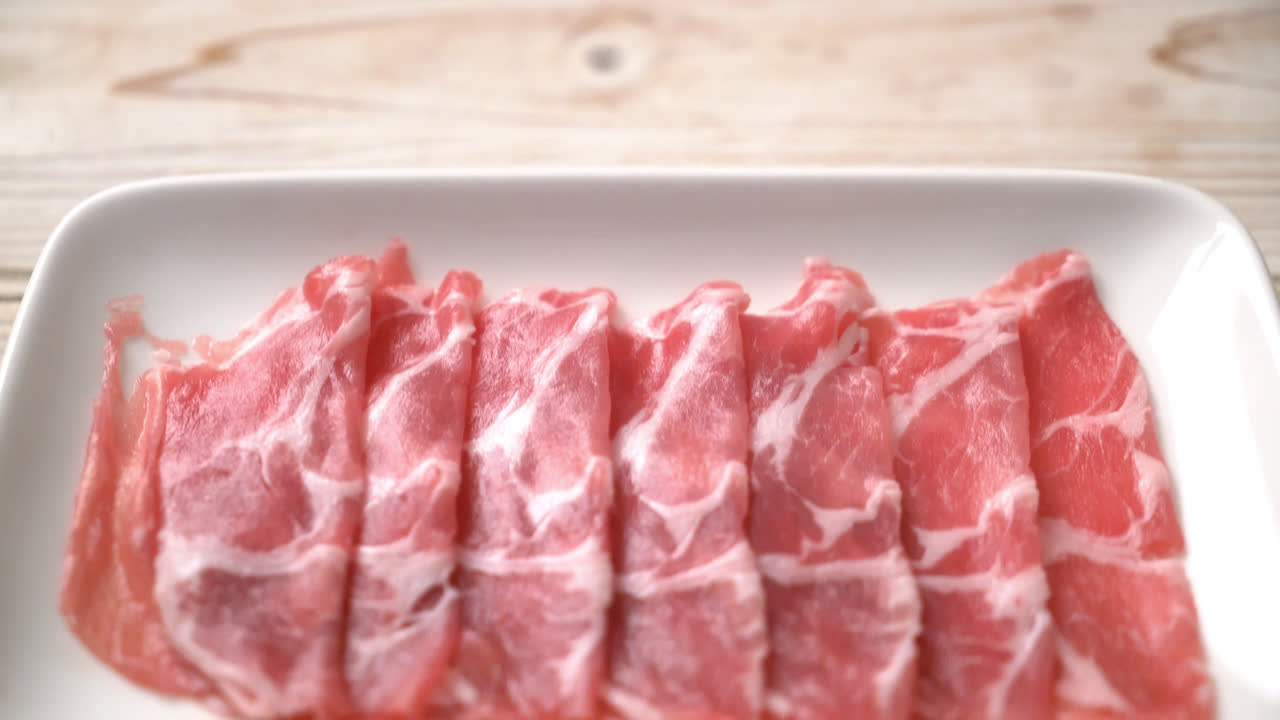 신선한 슬라이스 칼라 돼지 고기 날 것