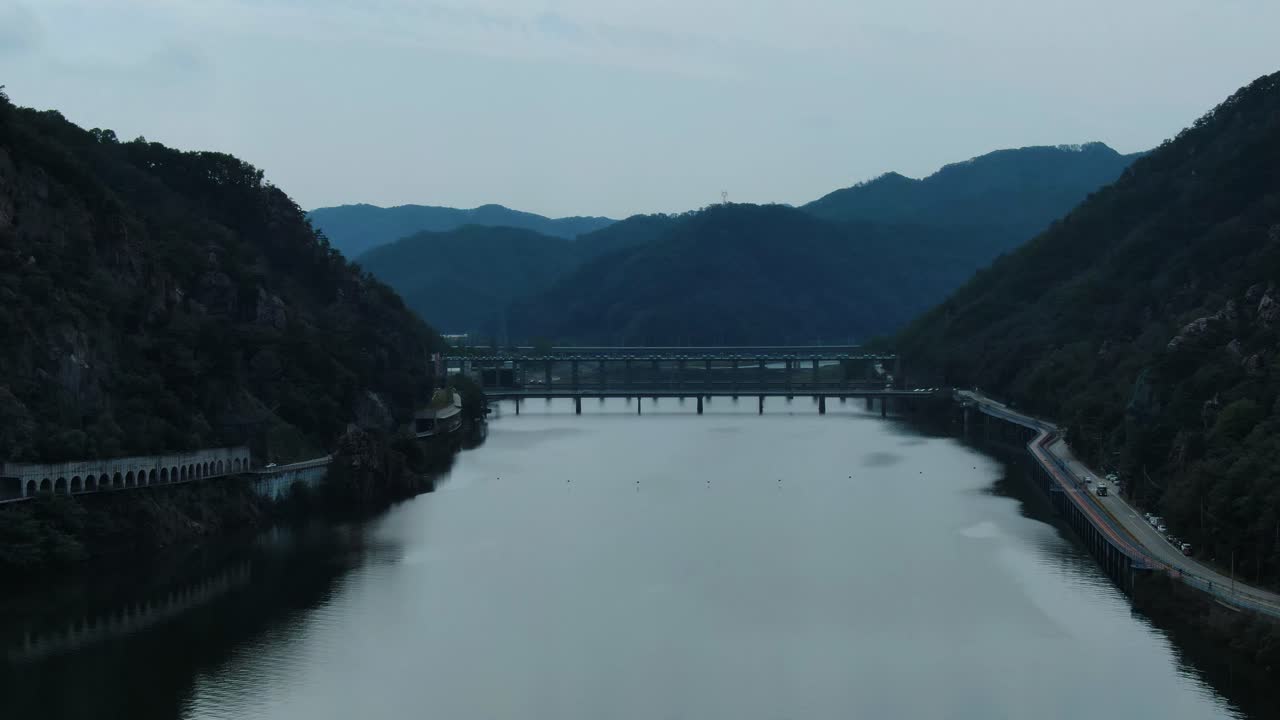 이른 아침 한국의 작은 강