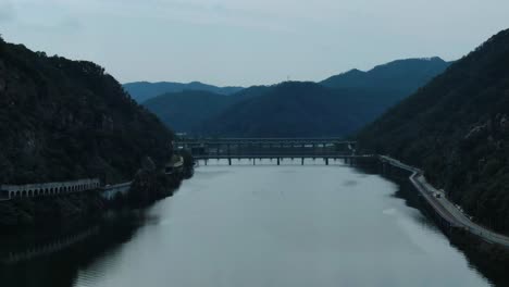 un pequeño río en corea temprano en la mañana