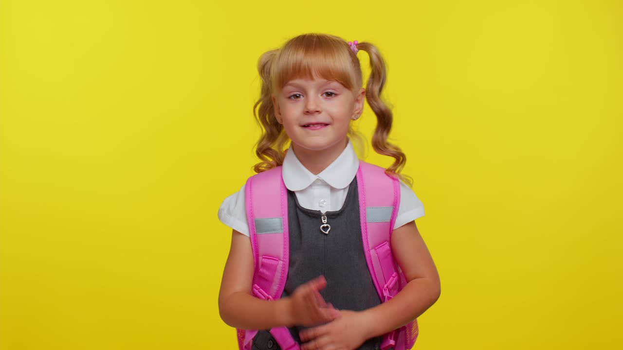 Schoolmeisje luistert naar muziek, danst disco, maakt plezier en gebaart expressief met haar handen
