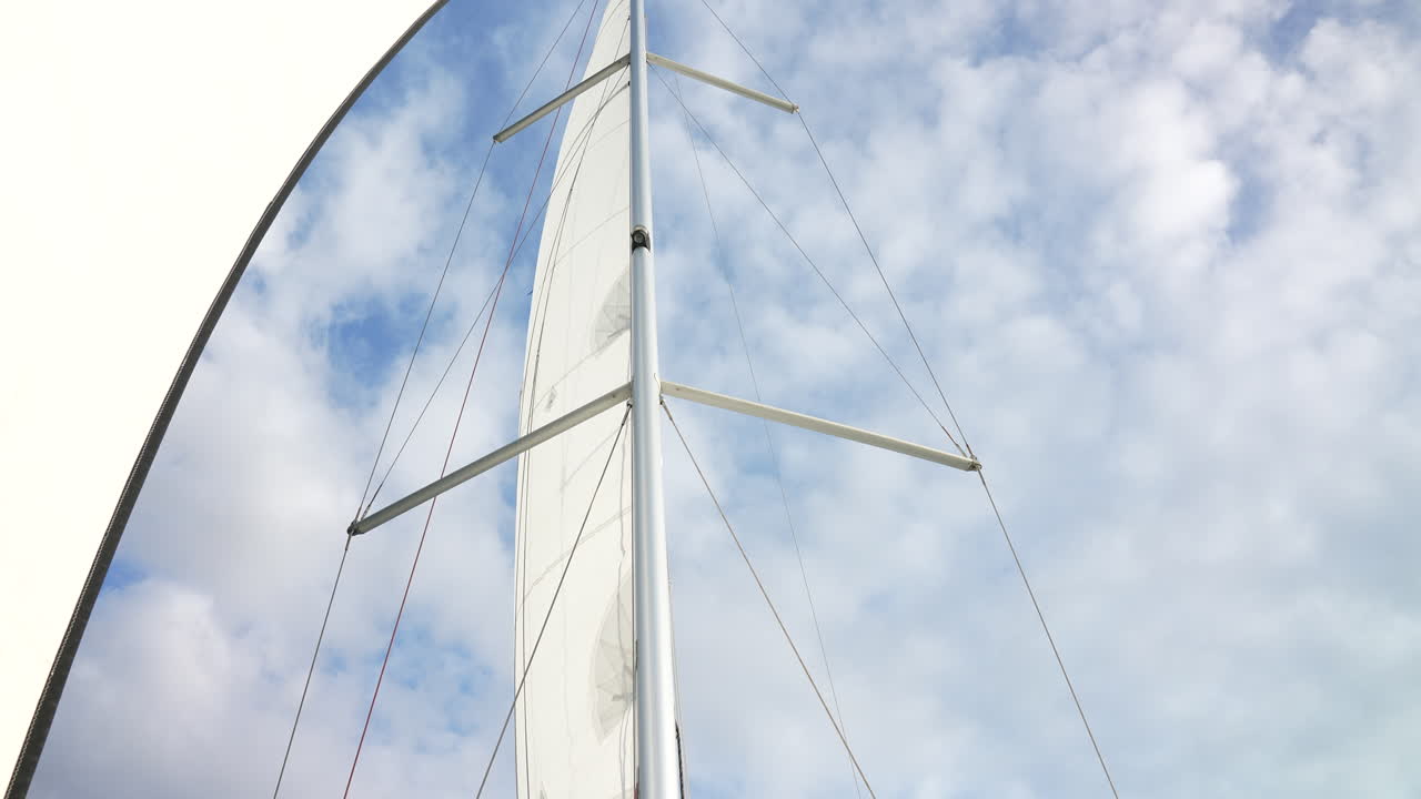 해질녘 레드우드 시티 정박지 근처의 샌프란시스코 베이에 있는 범선에서 보기