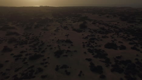 Paisaje-Arenoso-Al-Atardecer-Vista-Aérea