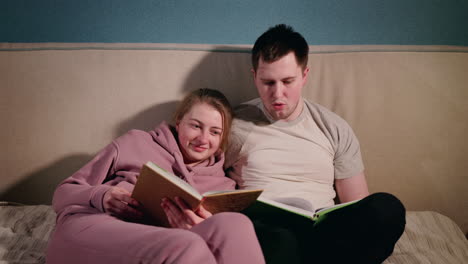 pareja leyendo libros en la cama
