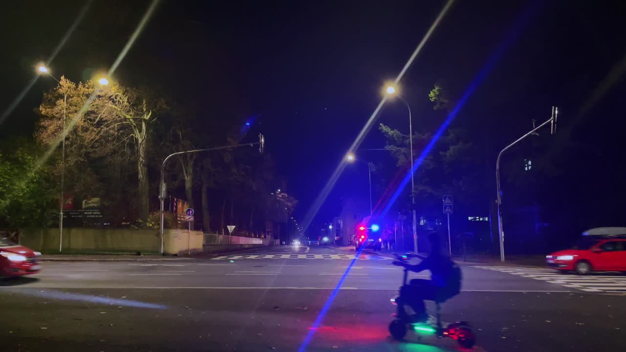 luces intermitentes de coches de policía o ambulancia después de un accidente, tráfico real en una ciudad pequeña