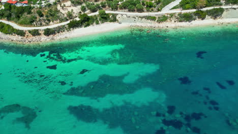 Wunderschöne-Meeresküste,-Weißer-Sandstrand,-Blaue-Wassertöne,-Luftaufnahmen-Von-Zante,-Griechenland