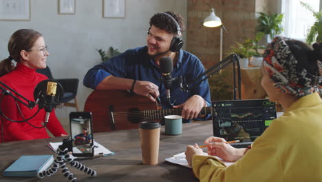 Zwei-Weibliche-Moderatoren-Interviewen-Einen-Männlichen-Sänger-Im-Podcast-Studio