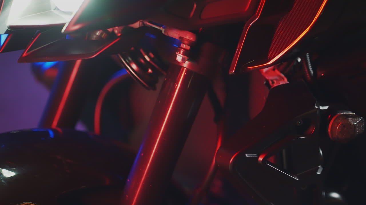 밤에 빨간 모터사이클 앞쪽의 클로즈업.