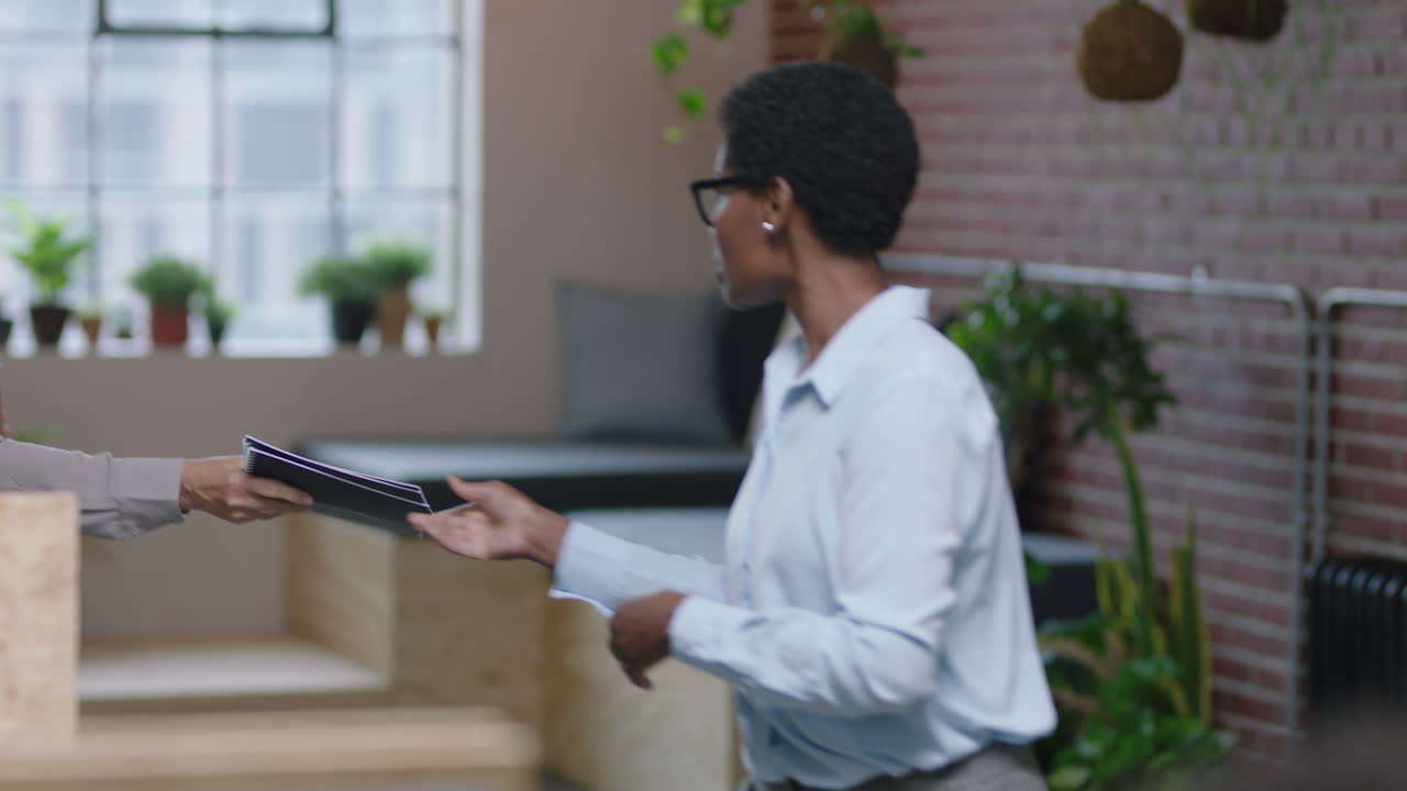 diversas personas de negocios que trabajan juntas, colegas que comparten documentos de proyectos, líderes de equipo, gerentes que llegan tarde a una reunión en el lugar de trabajo de la oficina de inicio.