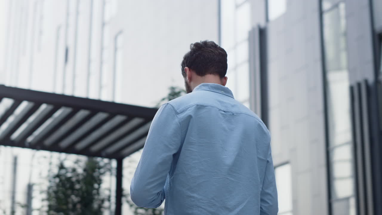 현대적인 사무실 건물에서 태블릿 컴퓨터를 사용하는 집중된 관리자. 앱 사용자.