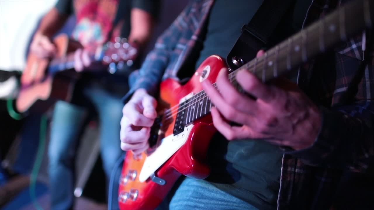 la band si esibisce sul palco al rallentatore