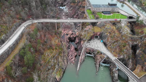 toma aérea de los vehículos que circulan por el puente oskarsbron oskar del acantilado de corniche en las cascadas y esclusas de trollhättan en suecia