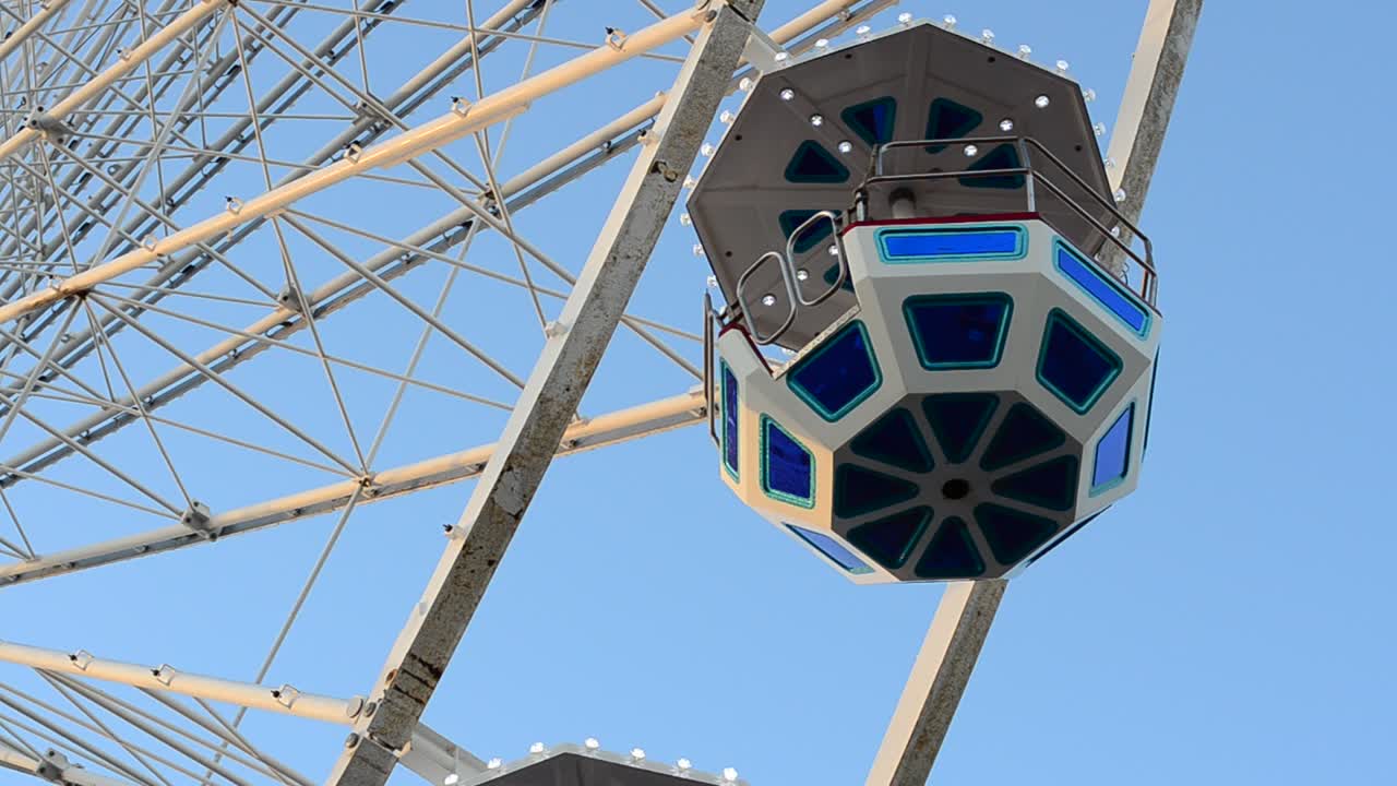 Grande ruota panoramica contro il cielo. Riprese serali