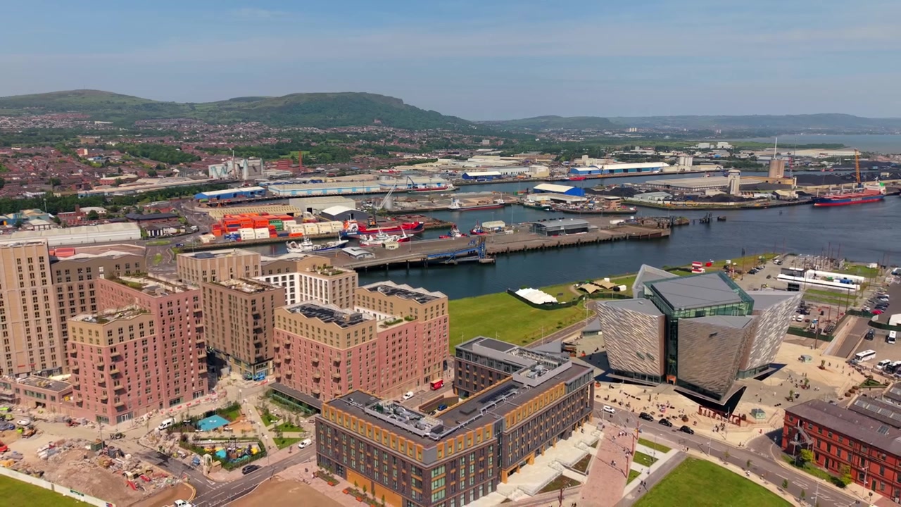 Video aereo 4K dello sviluppo Loftlines nel centro di Belfast, in una soleggiata giornata estiva nella Contea di Antrim, Irlanda del Nord nel Regno Unito. Prodotto in 3840x2160 e con colore Rec709