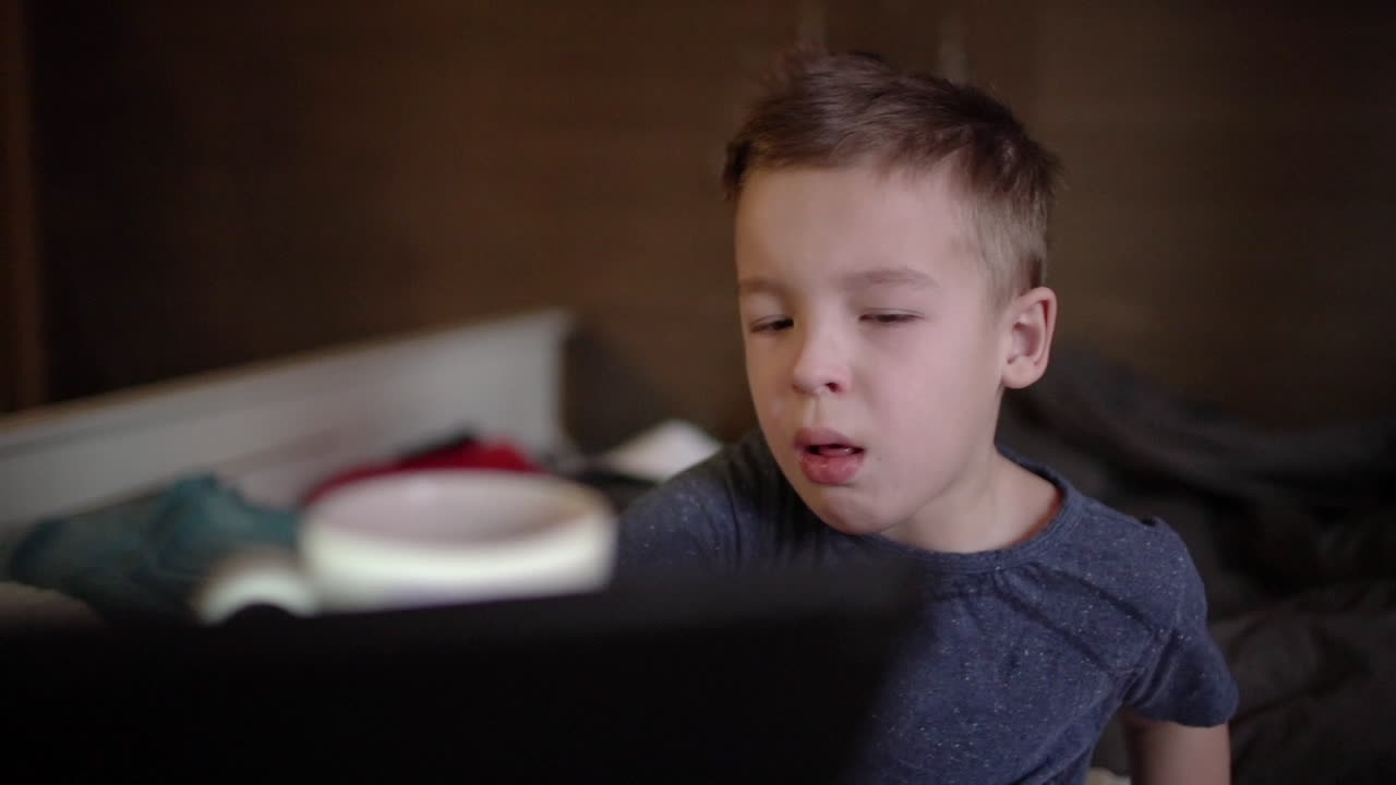 niño enfermo que se levanta tosendo