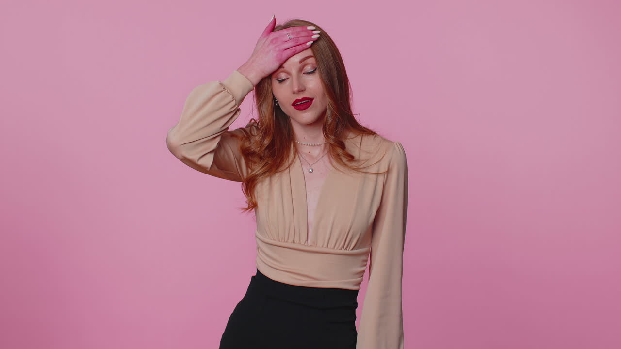 짜증나는 십대 스타일리시 소녀 얼굴 손바닥 제스처, 지루한 느낌, 결과에 실망, 나쁜 소식