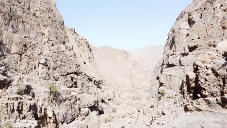 tiro de drone de montañas rocosas del desierto en khasab, omán