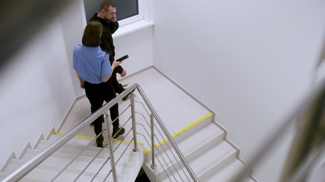 유니폼을 입은 팀이 아래층으로 내려갑니다.