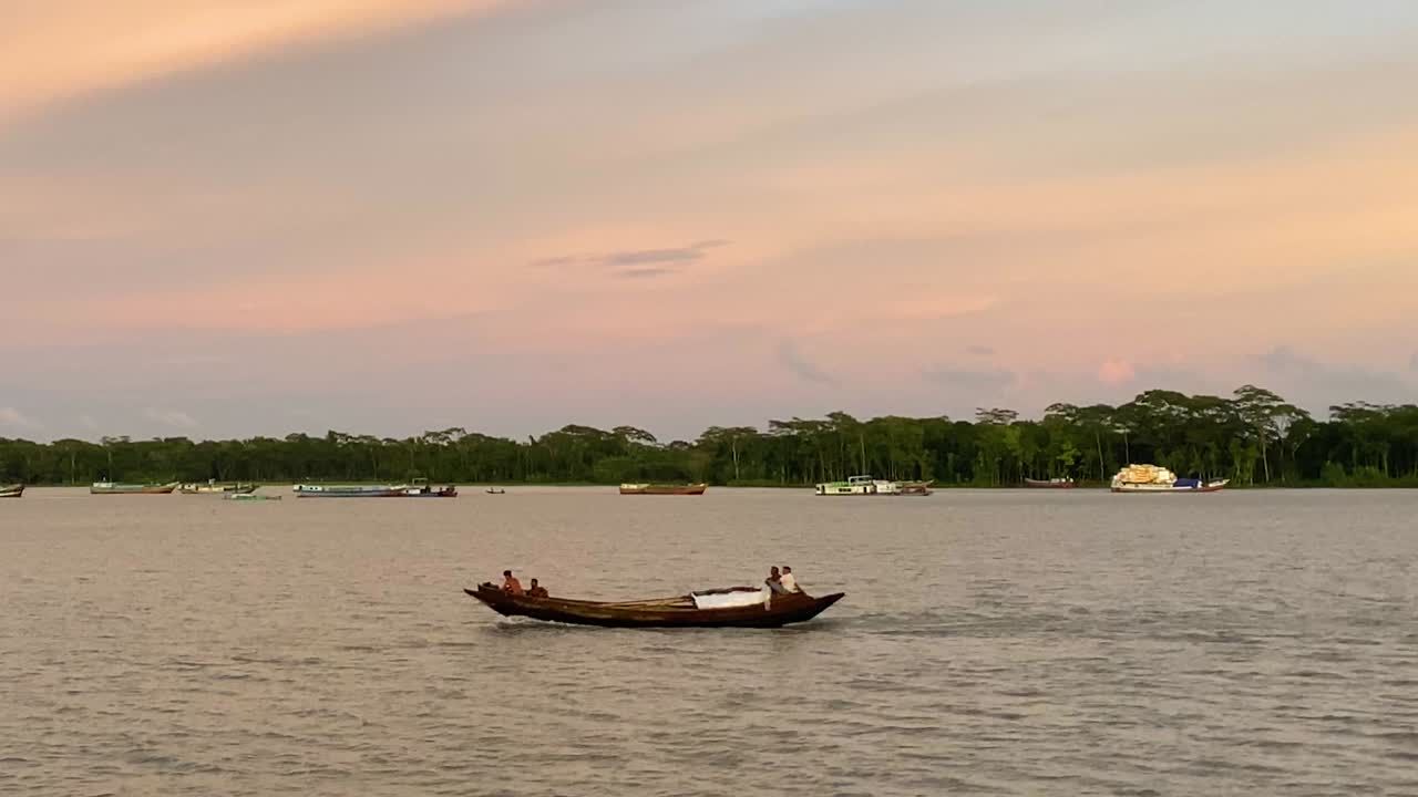 barco de pesca con pescador cruzando el río padma en bangladesh