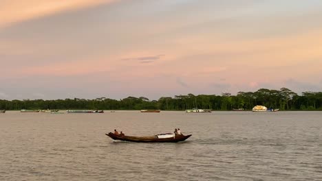 barco de pesca con pescador cruzando el río padma en bangladesh