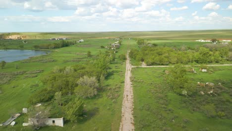 Vista-Panorámica-De-Un-Prado-Verde-Salpicado-De-Ruinas-Históricas-En-Kazajstán,-Asia-Central---Drones-Volando-Hacia-Adelante