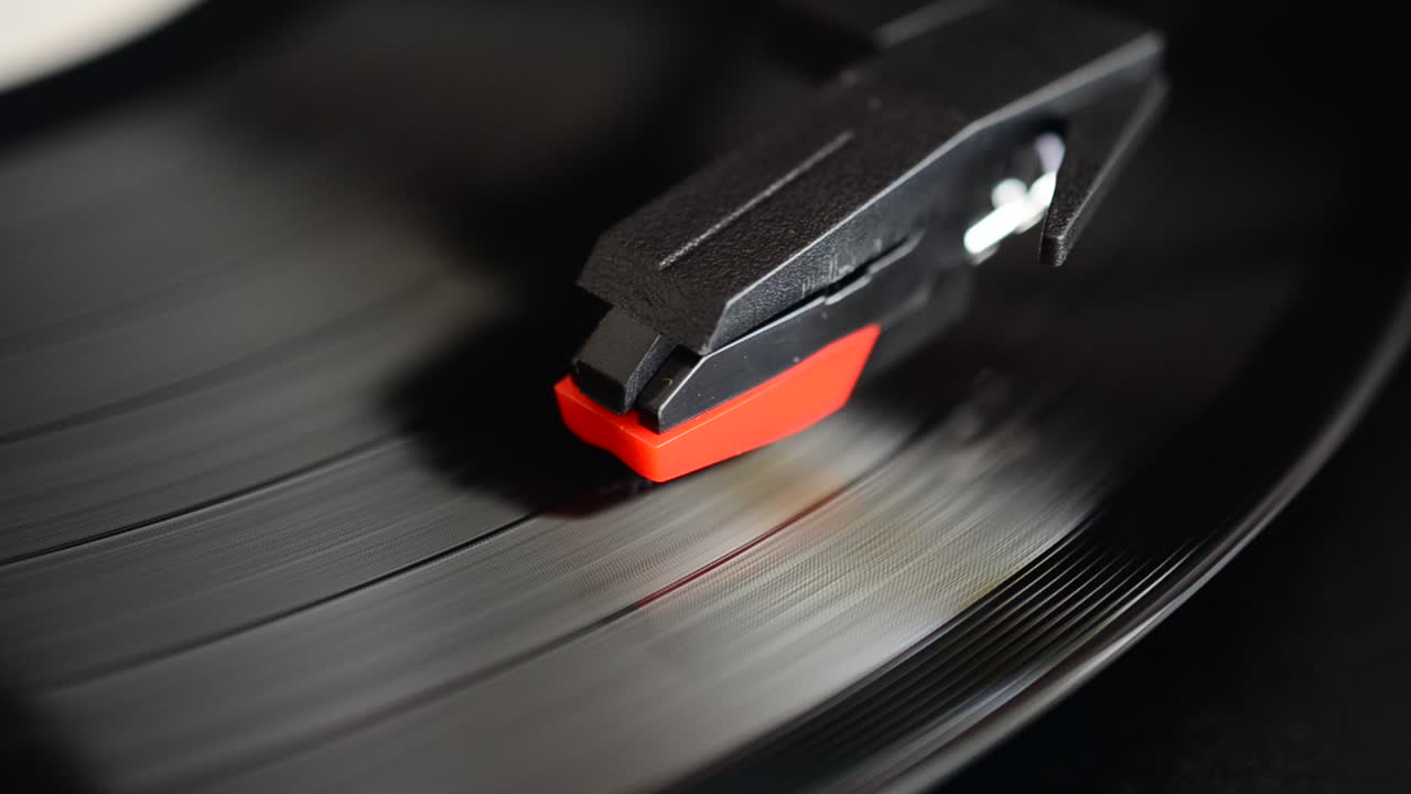 Platespiller. Nål på en vinylplate.