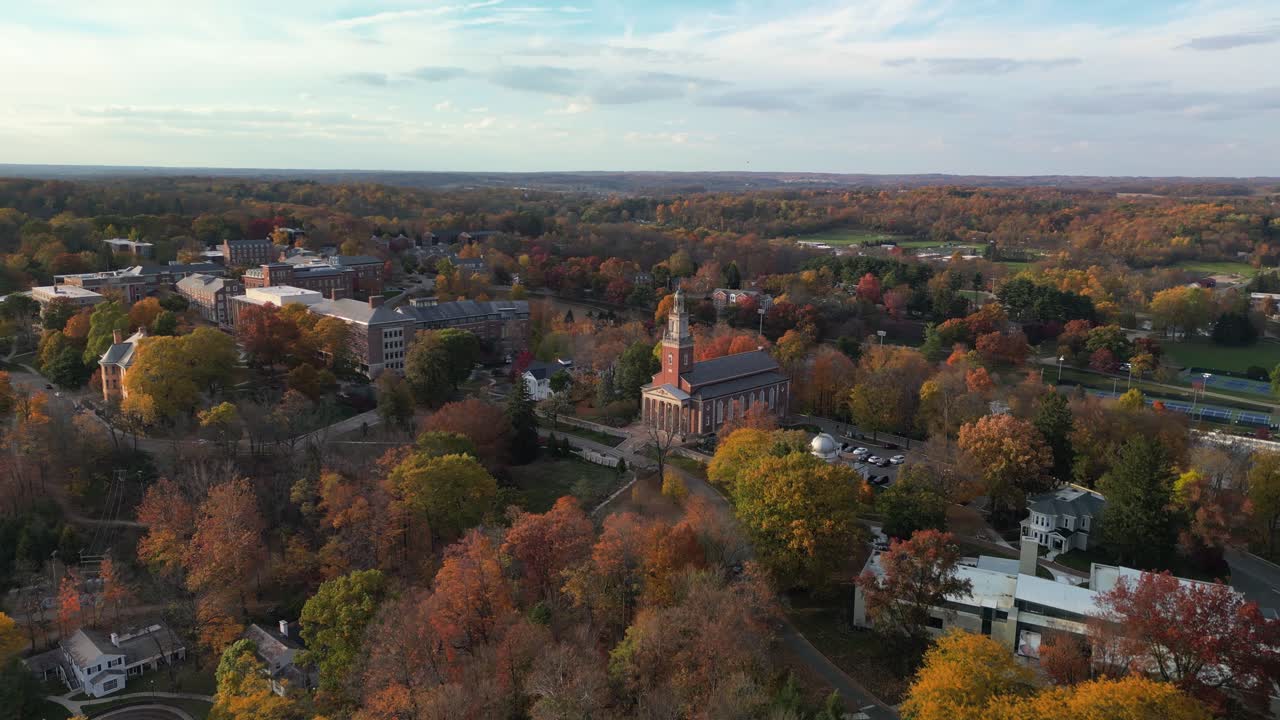 vista aérea de la capilla swasey en la universidad de denison, granville, ohio