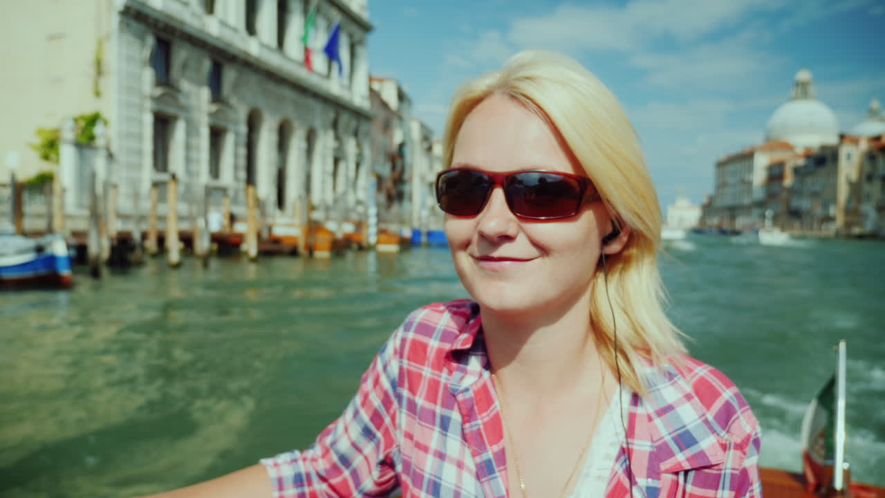 여자는 베니스를 통해 보트 여행을 즐긴다