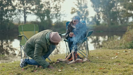 Camping,-Fuego-Y-Pareja-En-Un-Bosque-Relajarse