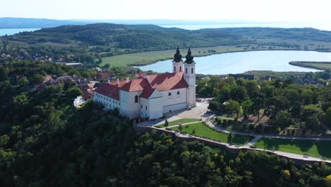 piękny kościół w lecie nad jeziorem balaton