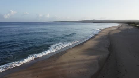 Excelente-Toma-Aérea-De-Olas-Rompiendo-La-Costa-En-Papohaku,-Hawaii