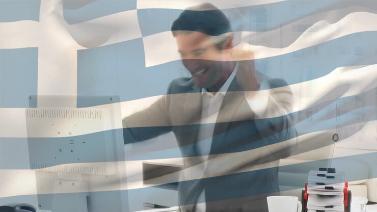 Bandiera greca che sventola sullo sfondo di un anziano uomo d'affari caucasico che festeggia in ufficio