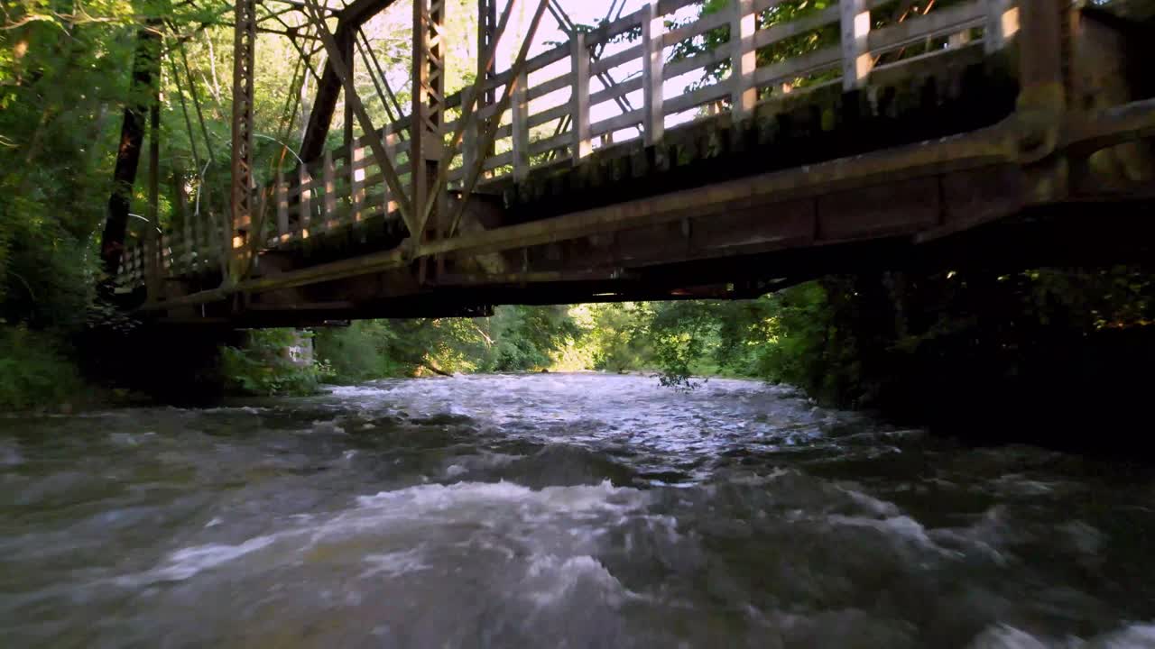 empuje aéreo hacia arriba del río y debajo del puente en damasco, virginia