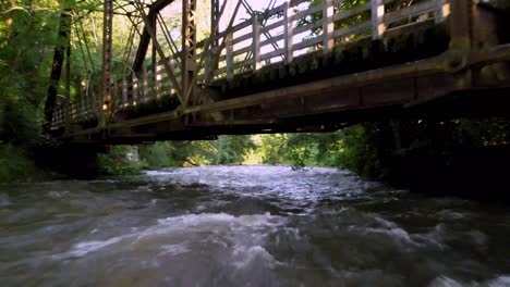 Empuje-Aéreo-Hacia-Arriba-Del-Río-Y-Debajo-Del-Puente-En-Damasco,-Virginia