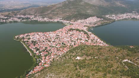 Clip-Aéreo-Sobre-Una-Montaña-Que-Gira-Alrededor-De-La-Ciudad-Y-El-Lago-De-Kastoria,-En-El-Norte-De-Grecia