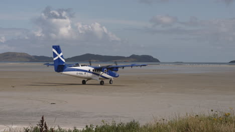 Avión-Preparándose-Para-Despegar-En-La-Playa-Escocesa-4k