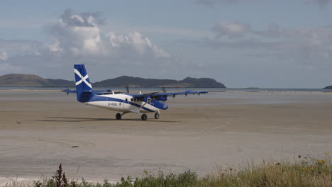 avión preparándose para despegar en la playa escocesa 4k