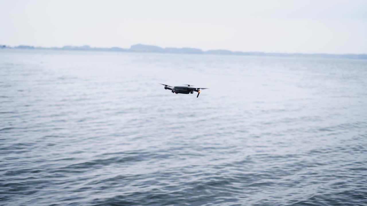 안개가 자욱한 호수 위를 맴도는 dji 매빅 프로 드론, 느린 동작