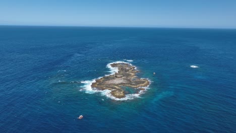 Luftdrohnenaufnahme-Umkreist-Den-Stradbroke-Islands-Point-Lookout-Manta-Bommie-Dive-Site,-Eine-Kleine-Insel-Vor-Der-Küste-Von-Stradbroke-Island