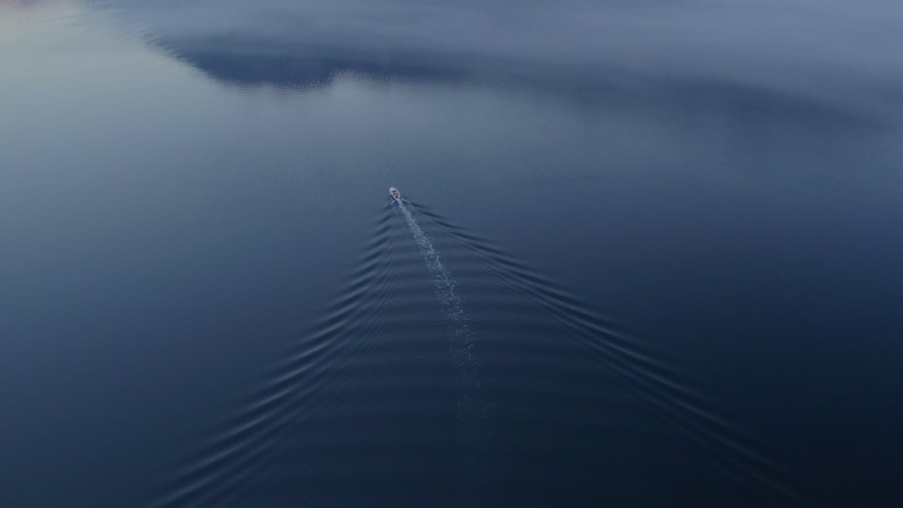 안개 가 가득 한 아침 에 코토르 만 에 있는  ⁇ 시 보트 의 사진, 공중 기울기
