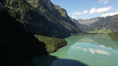 Valle-Celestial-De-Increíble-Belleza-La-Naturaleza-Produce-Un-Efecto-De-Reflejo-Cristalino-Lago-Que-Rebota-Nubes-Desde-El-Cielo-Montañas-Gigantes-Colinas-Cubiertas-Por-Bosques-Que-Proyectan-Grandes-Sombras-Horizonte-Infinito